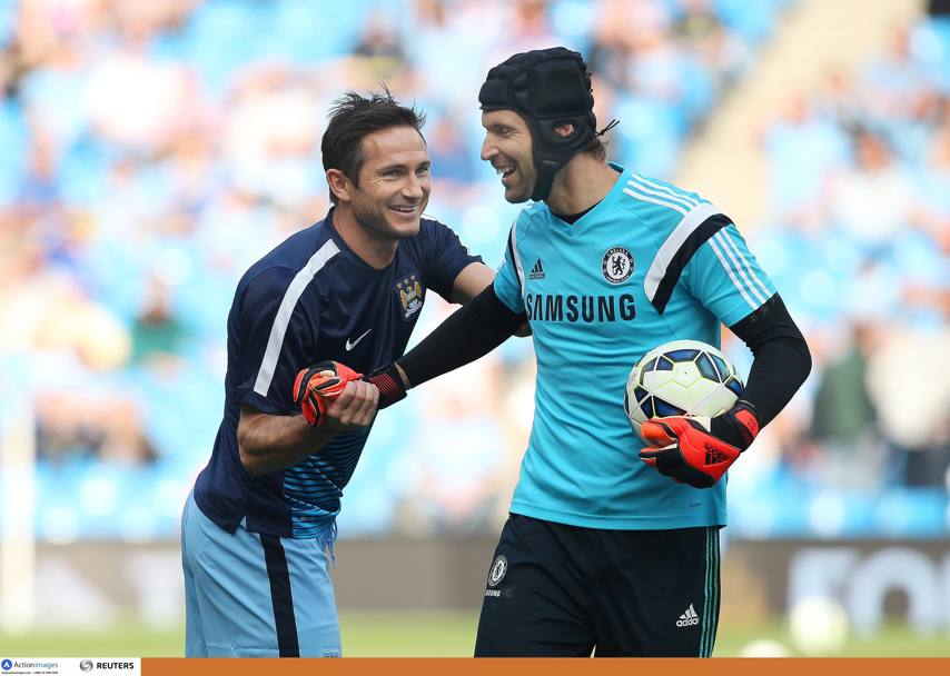 Al Chelsea Frank Lampard ha lasciato molti amici: prima della gara, durante il riscaldamento, saluta il portiere Petr Cech. Action